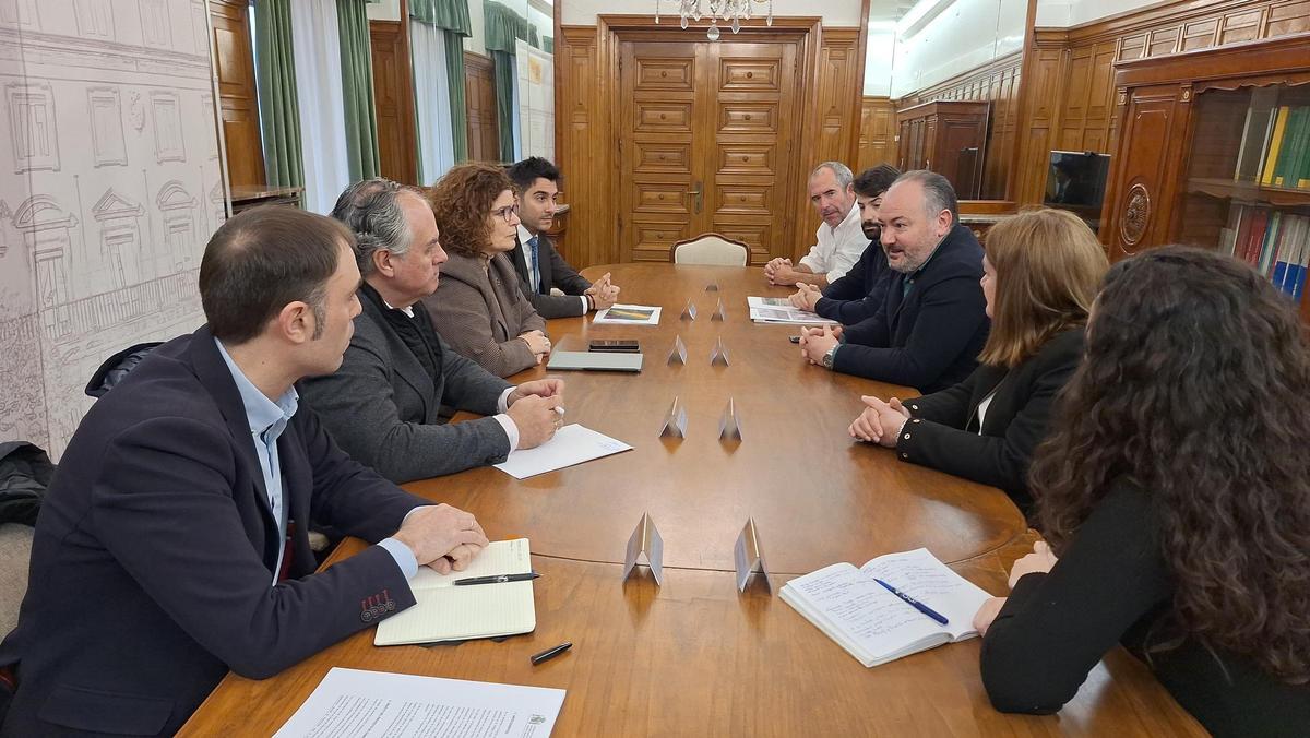 Reunión para analizar los posibles usos comerciales y de servicios del antiguo aparcamiento provisional del aeropuerto de Alvedro.