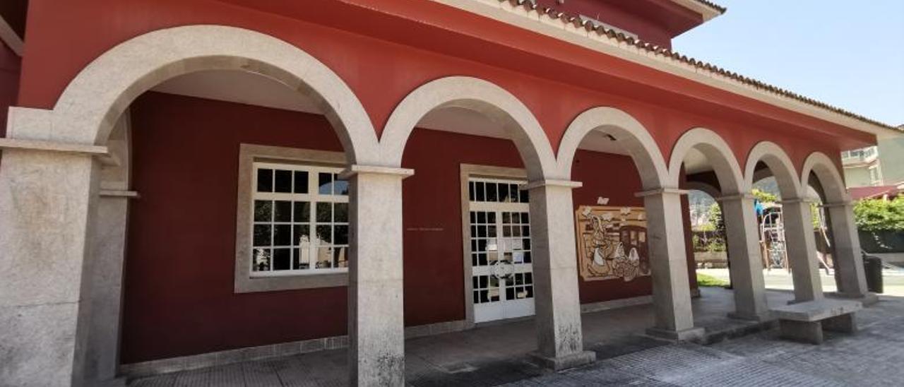 La entrada de la biblioteca Torrente Ballester de Bueu.   | // S.ÁLVAREZ
