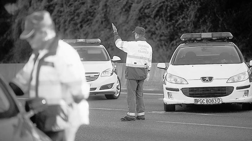 Dos agentes durante un control de alcohol en una carretera de A Coruña. // 13Fotos