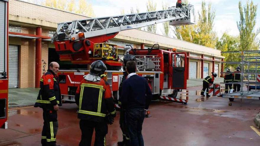 Los bomberos despliegan su operativo durante el incendio de la piscina de la Ciudad Deportiva.