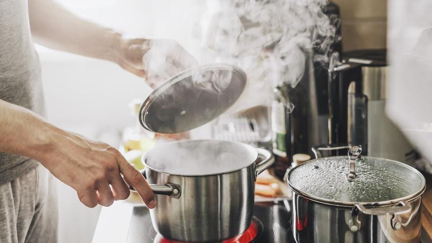 Esto es lo que pasa si metes la olla o cazuela con comida directamente en  la nevera - Vivir - COPE