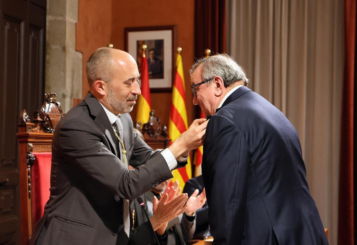 L'alcalde Aloy posa la medalla a Comas