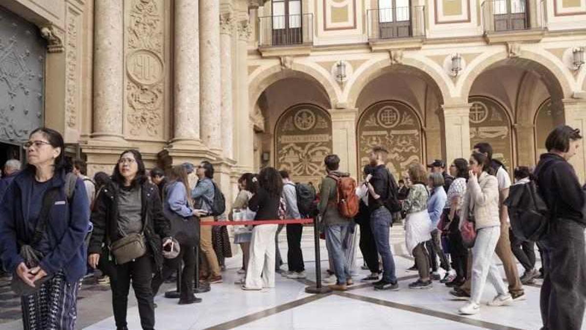 Visitants a l'atri del monestir de Montserrat, durant la passada Setmana Santa