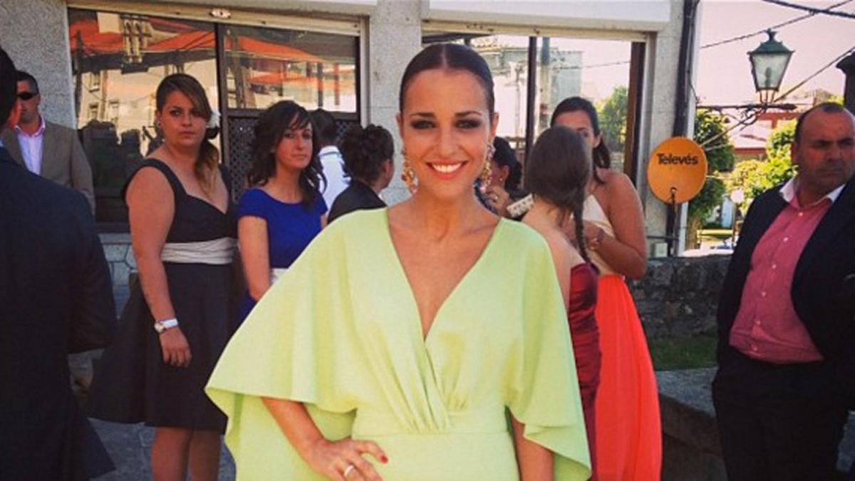 Paula Echevarría con vestido capa y escote en V