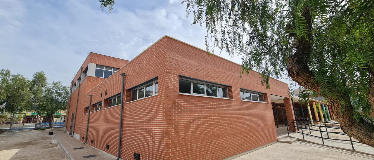 Las obras en el colegio Miguel Hernández han incluido la instalación de canaletas y bajantes en el edificio principal.