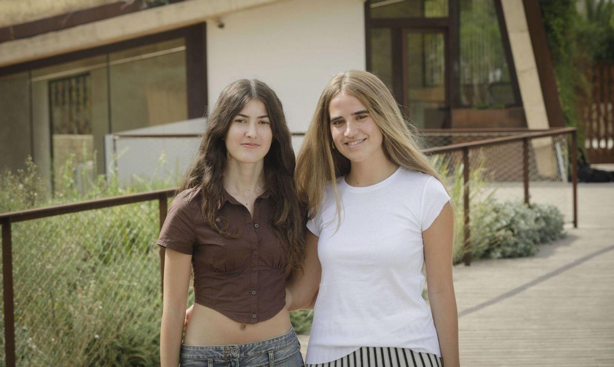 Paula y Belén en el Queens College, donde se formaron para poder acceder a sus nuevos estudios. |  MANU MIELNIEZUK