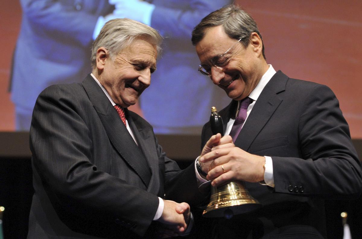 El ex presidente del Banco Central Europeo Jean Claude Trichet, (i), entrega una campana a su sucesor, el italiano Mario Draghi, durante la ceremonia de despedida celebrada en la Opera House de Fráncfort Maine, el 19 de octubre de 2011.