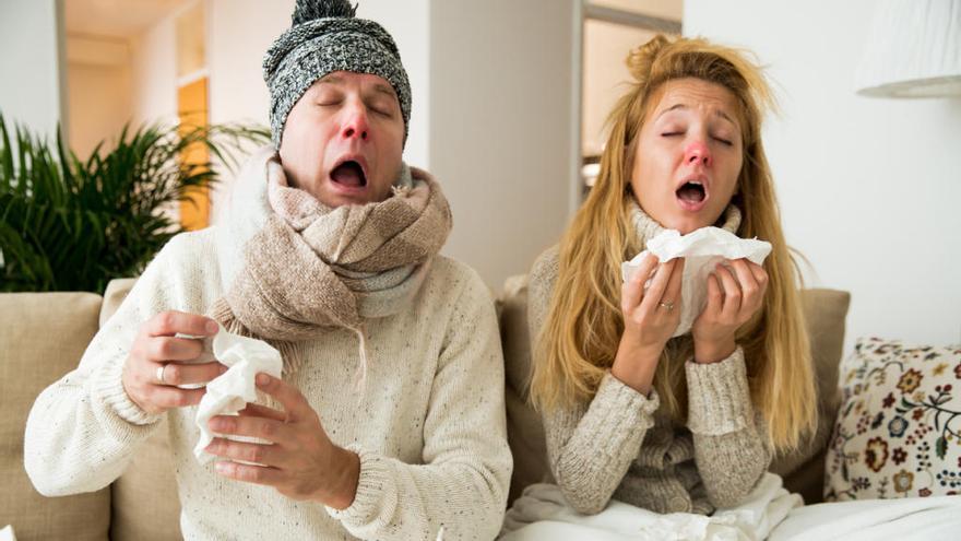 Un hombre y una mujer sufren los efectos de la gripe.