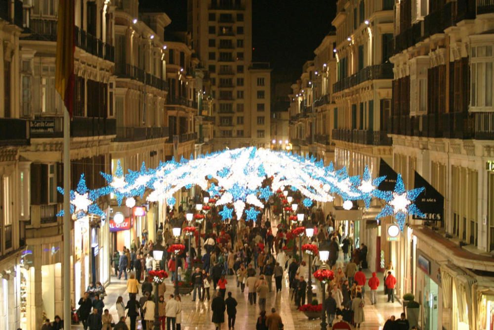 Las luces de Navidad de la calle Larios son actualmente un atractivo turístico de la ciudad por el espectáculo de luz y sonido que las acompañan desde hace ya algunos años, pero no siempre fue así...