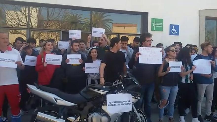 Protesta de los estudiantes de Documentación y Comunicación en Badajoz