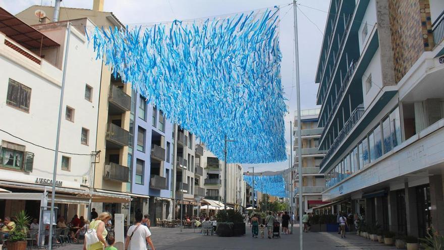 Roses desplega un mar d’ombra al centre del poble: una resposta local a la calor