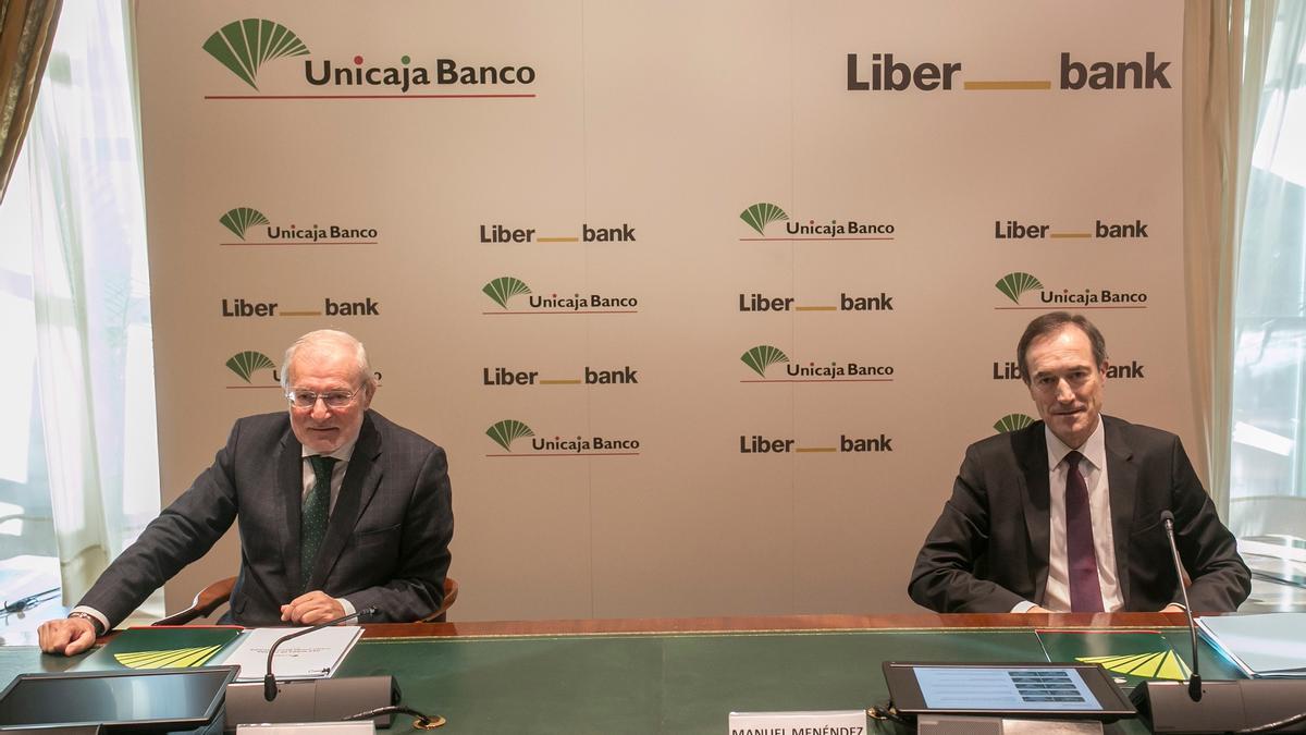 Manuel Azuaga (Unicaja) y Manuel Menéndez (Liberbank).