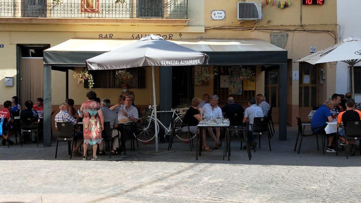 Terraza del bar Salvador, este sábado, en uno de los últimos días que estará abierto en la Serra antes de que cierre &#039;sine die&#039;.