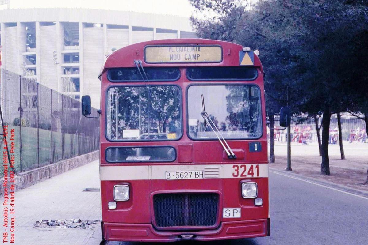 Un autobús de servicio especial dirección Camp Nou.