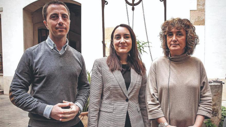 Llorenç Galmés (PP), Beatriz Camiña (Cs) y Xisca Mora (El Pi), ayer en el Consell de Mallorca.