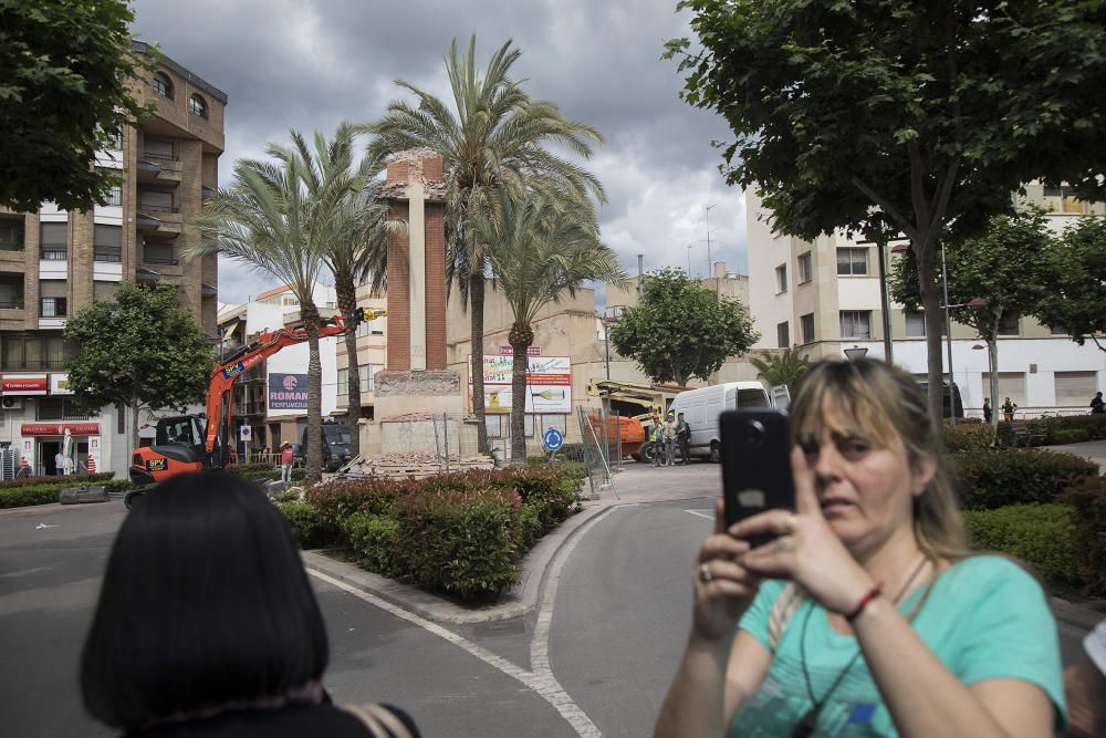 Así fue derribada la Cruz de los Caídos de la Vall d'Uixó