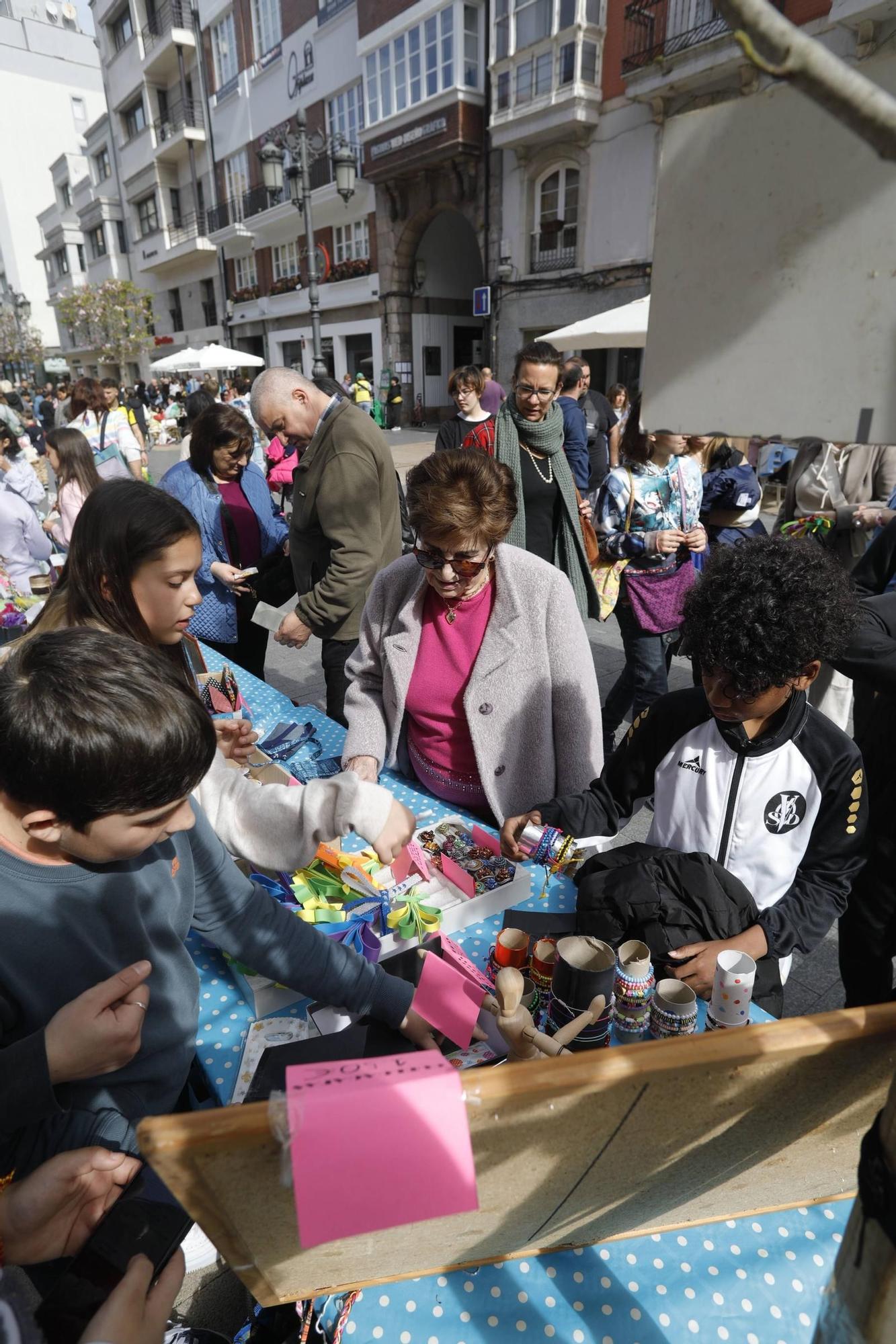 EN IMÁGENES: Así ha sido el mercadillo escolar de Avilés para recaudar dinero para su viaje de estudios