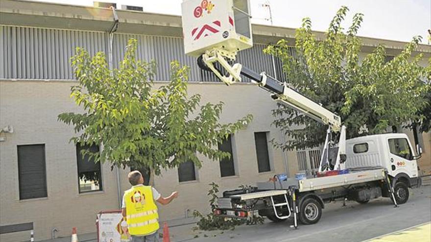 Adecentan los tejados de colegios para prevenir daños por las lluvias