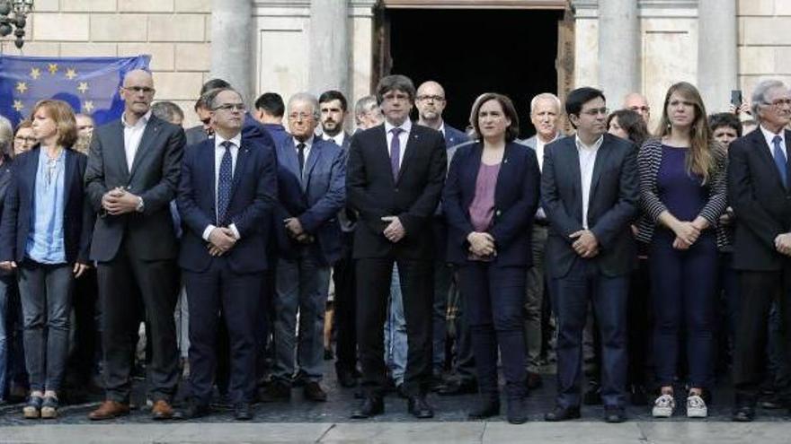 El president Puigdemont i l&#039;alcaldessa Ada Colau, entre altres, durant la concentració a la plaça Sant Jaume en protesta per l&#039;empresonament de Sánchez i Cuixart.