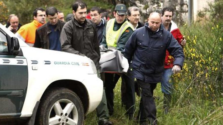 La Guardia Civil y la autoridad judicial transportan el cuerpo de José Antonio Díaz en Santa María de Grado.