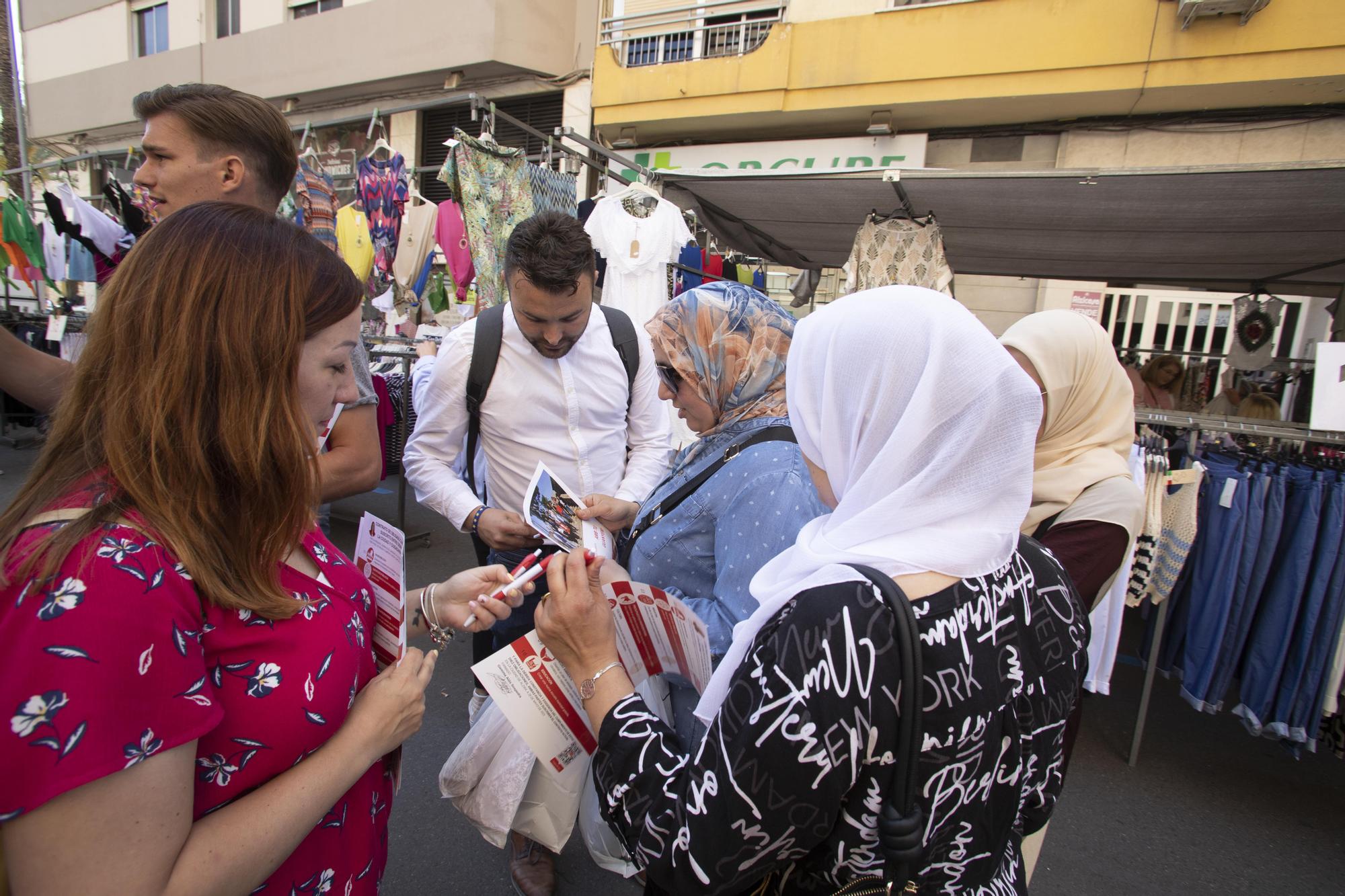 Los Partidos buscan el voto en el mercado de Alzira