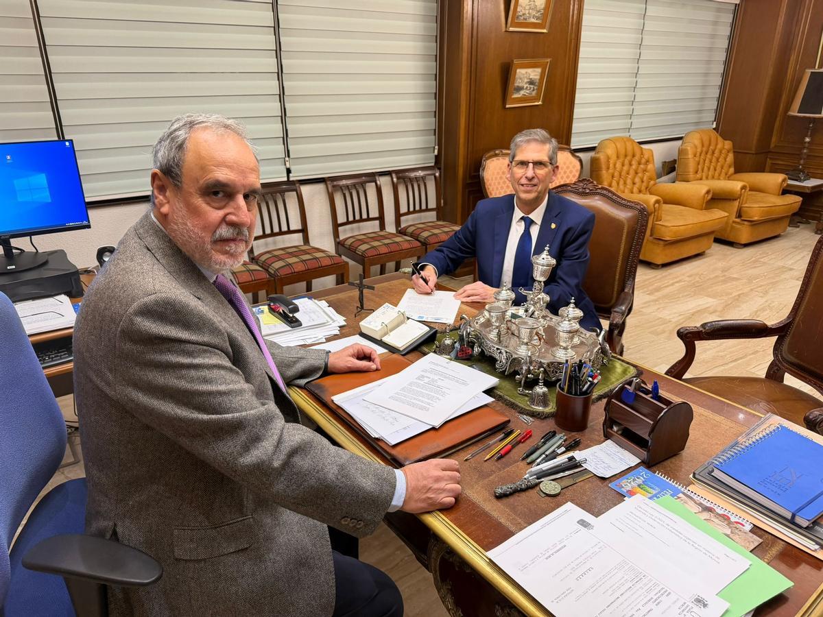 El Hermano Mayor de la Cofradía Marraja firma ante notario de la compra de un local en la calle Cuatro Santos