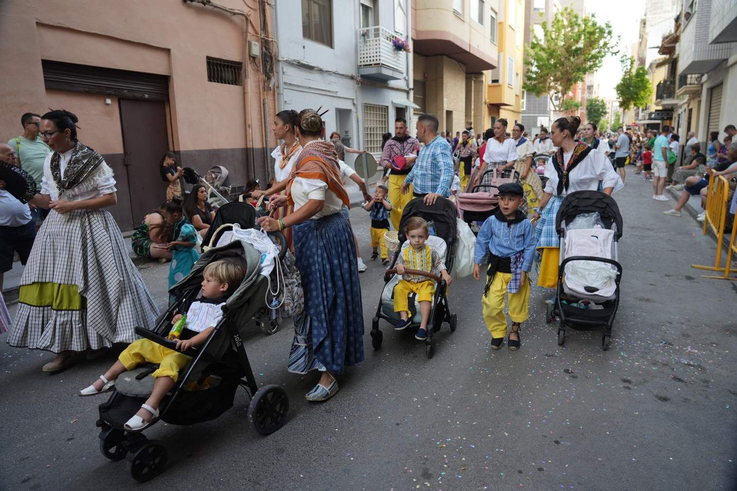 El Grau da inicio a las fiestas de Sant Pere con pólvora, bous y música