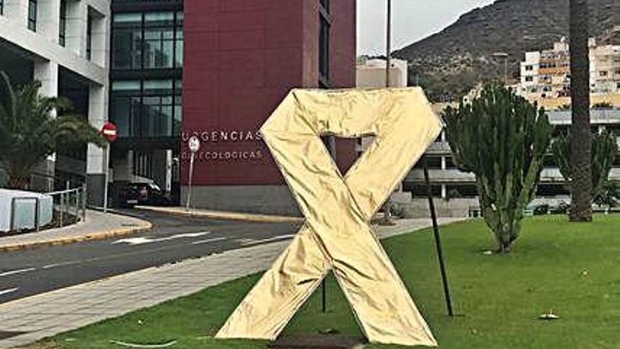 El lazo dorado que se encuentra situado en el exterior del centro sanitario.