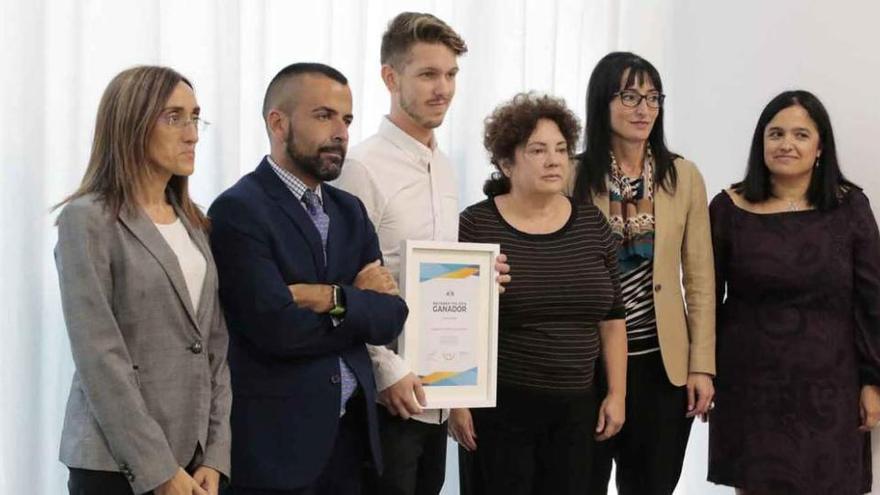 El enfermero zamorano, Daniel Álvarez del Castro (tercero por la izquierda), con su premio.