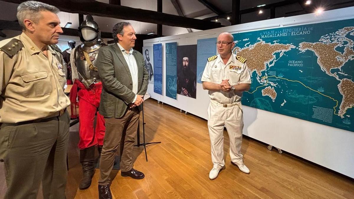 El comandante naval Luis Rodríguez Garat explica los contenidos de la exposición a Jesús Moreno y Alejandro Vega.