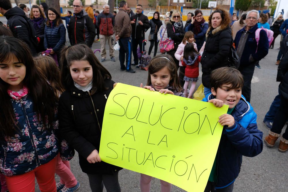 Protesta en el colegio Cervantes de Sax