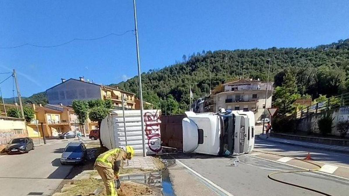 L'accident de trànsit amb un tràiler bolcat a Arbúcies.