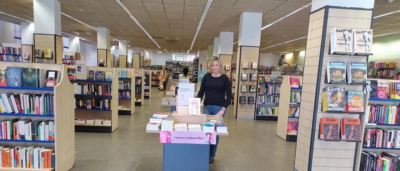 Lis Escolà, cap de la botiga Abacus Manresa, ahir en la nova zona de llibres