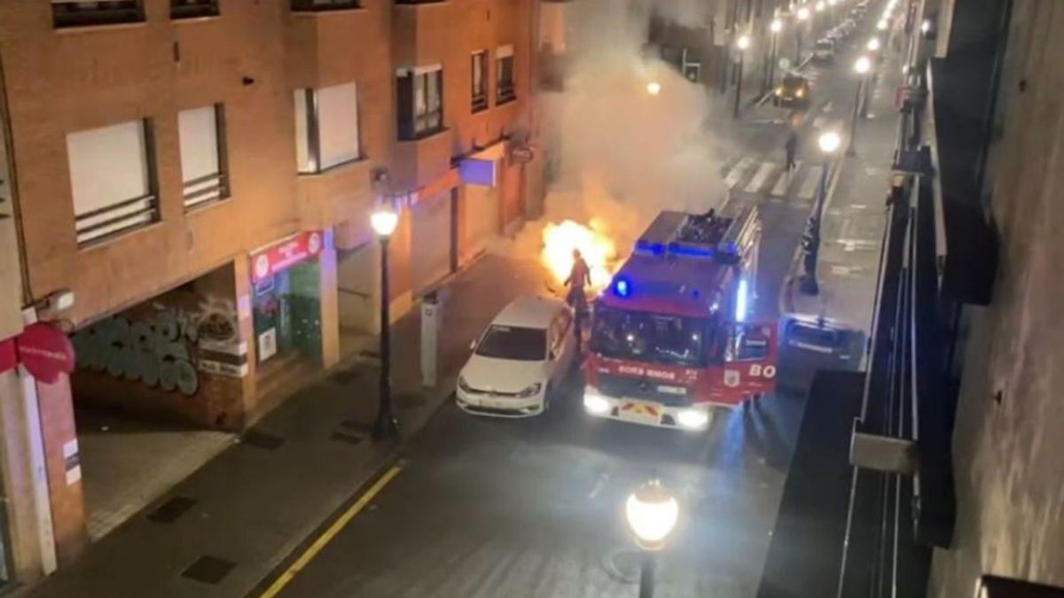 Los bomberos apagan el contenedor en Marqués de Casa Valdés.