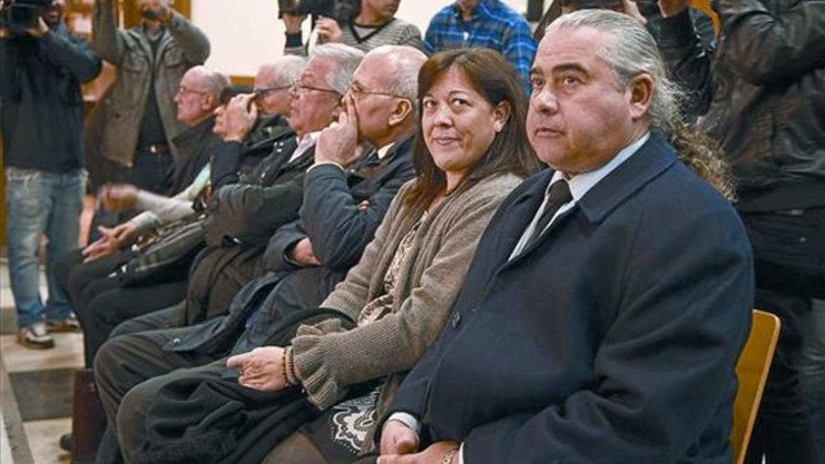 Fidel Pallerols, en primer término, con su mujer y el resto de los acusados, ayer en la vista de conformidad.