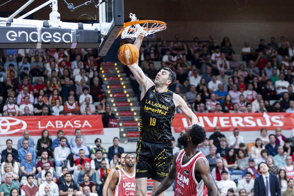 Gio Shermadini machaca la canasta del UCAM Murcia.