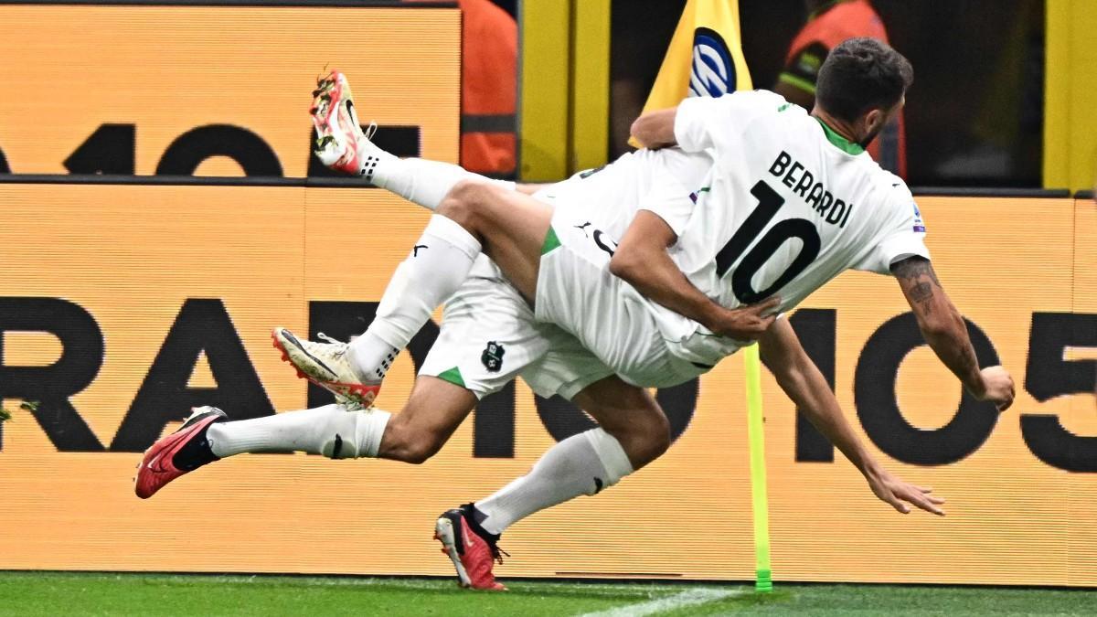 Domenico Berardi celebra con un compañero después de marcar un gol al Inter con el Sassuolo