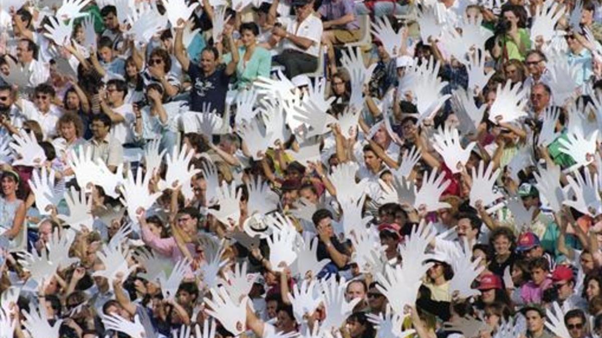 Miles de manos blancas dieron la bienvenida a los JJPP en la ceremonia inaugural que llenó Montjuïc de calor.