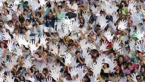 Miles de manos blancas dieron la bienvenida a los JJPP en la ceremonia inaugural que llenó Montjuïc de calor.