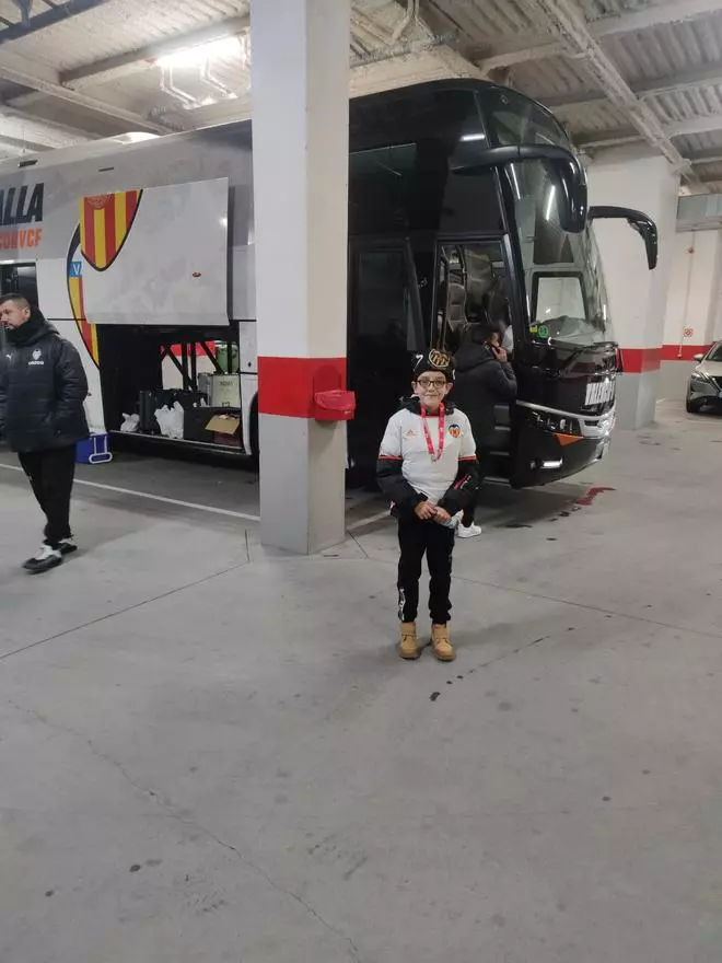 La emoción de un niño con el detallazo de Cavani