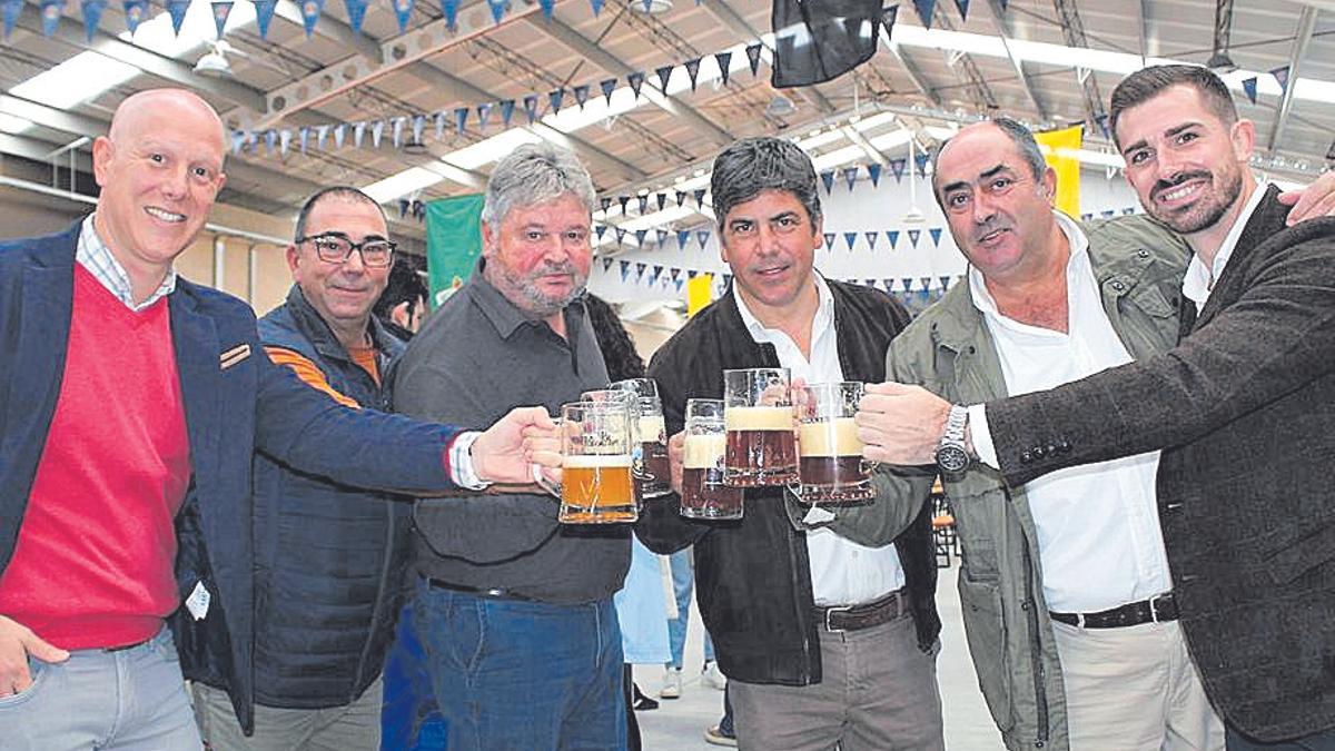 Rafael Llamas comparte una cerveza con los organizadores.
