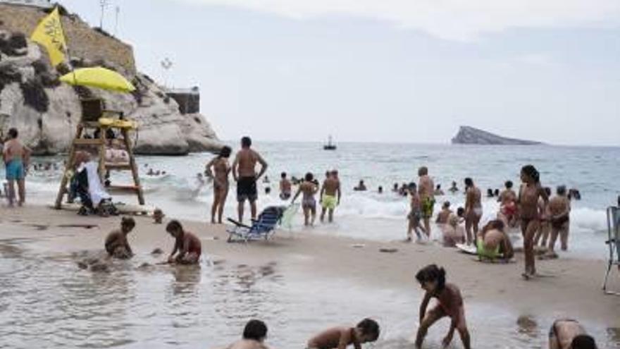 Piscina natural en medio la cala del Mal Pas de Benidorm