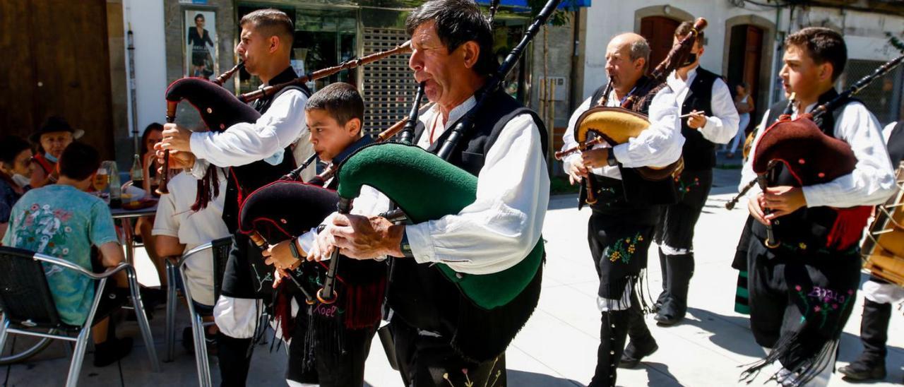 El grupo Treboada de Guillán participa en las fiestas de Cornazo.  |  // IÑAKI ABELLA