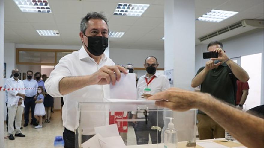 El alcalde de Sevilla, Juan Espadas, vota en las primarias del PSOE-A en las que aspira a convertirse en el candidato del partido a la Presidencia de la Junta.