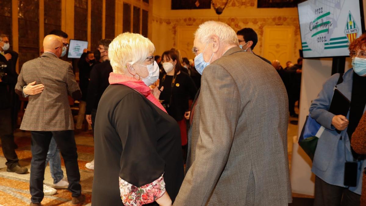 Montserrat Dot, presidenta de la comisión del centenario de la UE Sants, departe con el político Ernest Maragall
