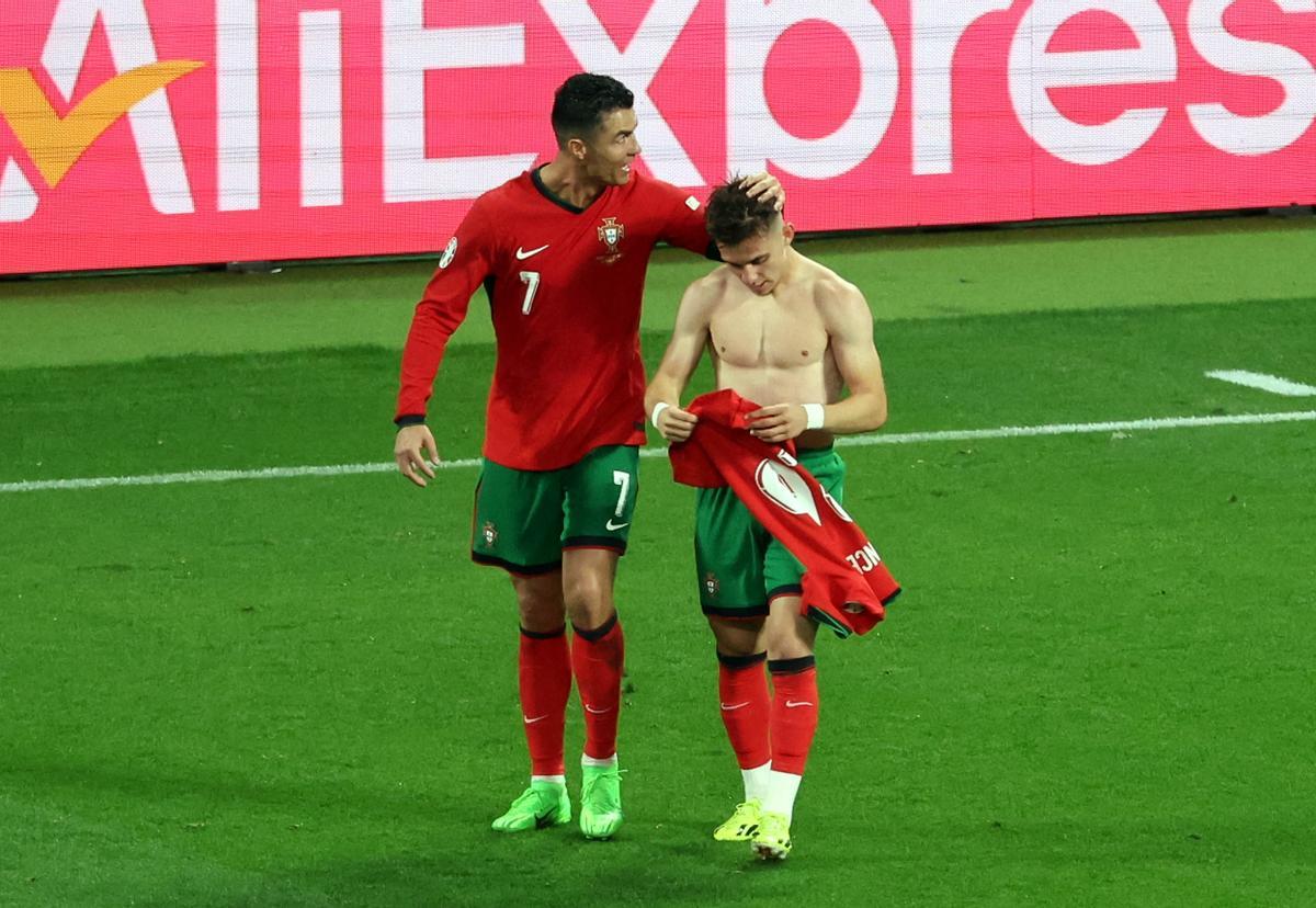 Francisco Conceicao y Cristiano Ronaldo en el partido Portugal-Chequia de la Eurocopa 2024