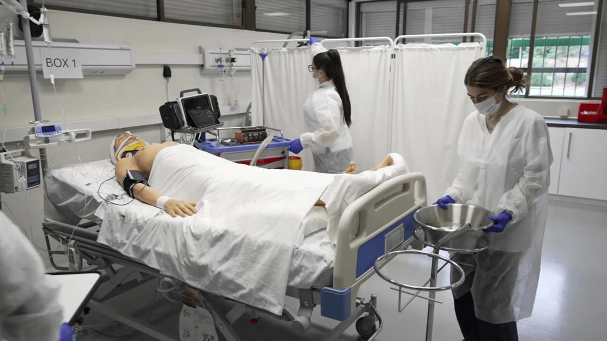 Un momento de la parte práctica de la formación de simulación hospitalaria