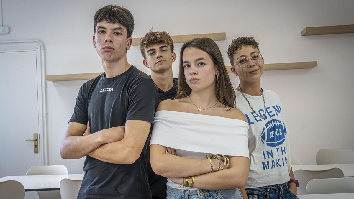 Cuatro estudiantes de primero de Bachillerato en un instituto público de Barcelona.