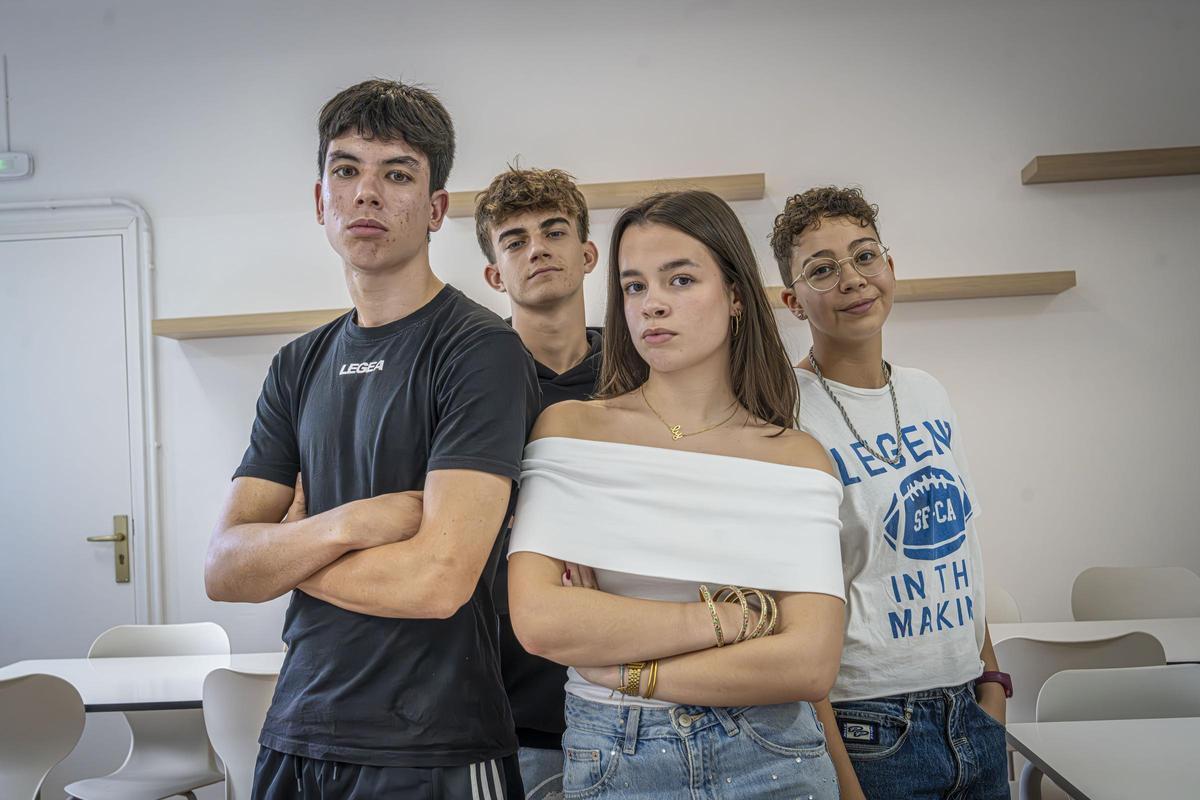 Cuatro estudiantes de primero de Bachillerato en un instituto público de Barcelona.