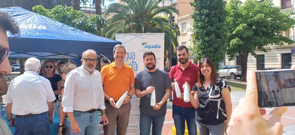 Concejales con el responsable de Aqualia durante la cata